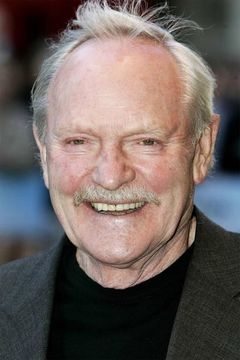 Julian Glover interpreta Pycelle