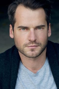 David de Lautour interpreta Carter