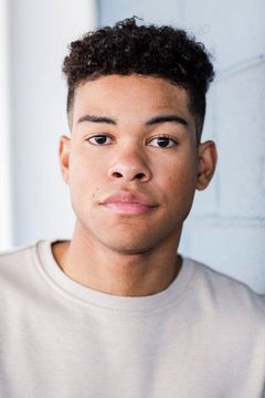 Ellison Booker interpreta River Freddy's Employee