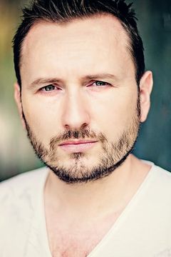 James Fisher interpreta Detective