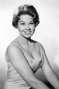 Sue Ane Langdon interpreta Mary