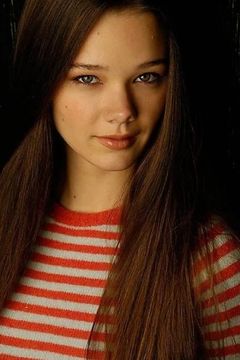 Mary Elise Hayden interpreta Jazz Singer (uncredited)