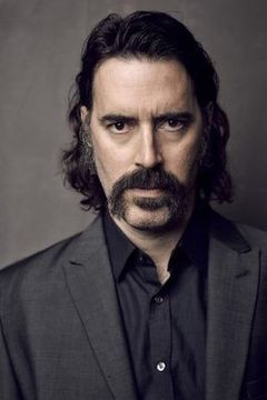 Jeff Daniel Phillips interpreta Herman Whitey Salvador