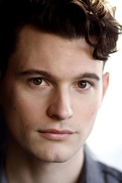 Bryan Dechart interpreta Anton