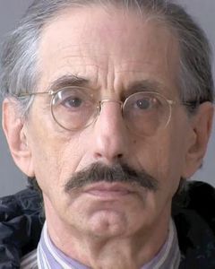 John Dobrynine interpreta Pieter's Attorney