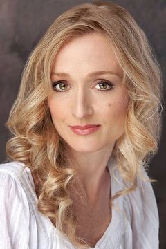 Rachel Pickup interpreta Fausta Grables