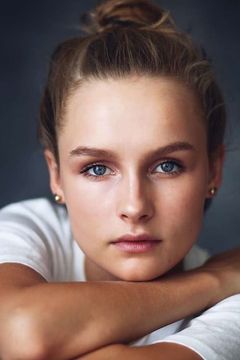 Olivia DeJonge interpreta Ashley