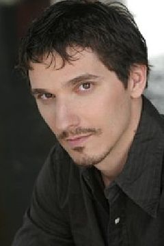 Chris Burns interpreta Mansion Guard #2