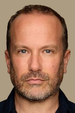 Mark Healy interpreta Dans le Noir Maître D'