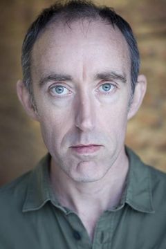 Grant Stimpson interpreta Bureaucrat