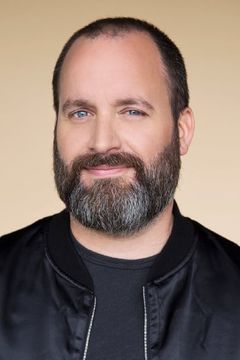 Tom Segura interpreta Derek