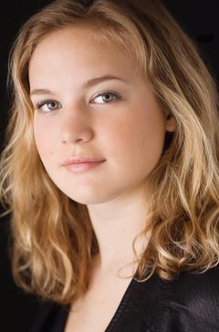 Aislyn Watson interpreta Eight-Year-Old Joanne