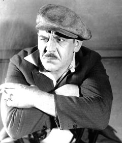 Pat Harmon interpreta Paddywagon Policeman (uncredited)