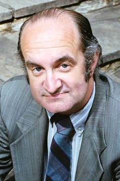 Geoffrey Gould interpreta Barry