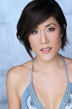 Michelle Noh interpreta Julie (uncredited)