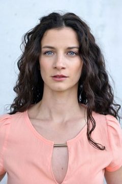 Lili Gesler interpreta Helena
