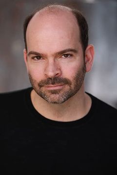 Matt Burke interpreta Ken Talbott