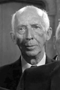 Everett Glass interpreta Rev. Arthur Stotheby