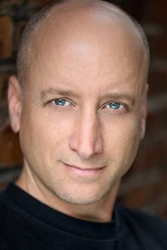 Scott Faulconbridge interpreta Man in Front Row