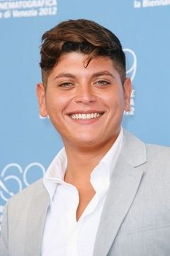 Alessio Gallo interpreta Teenaged Michele Solara