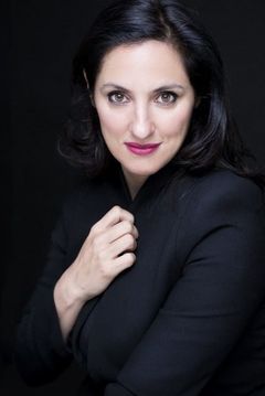 María Morales interpreta Ángeles (azafata 3)