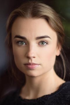 Hayley Sullivan interpreta Riddick Female Assistant