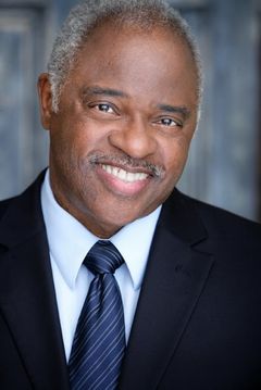 Jesse D. Goins interpreta Sergeant