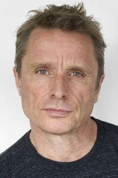 Dikran Tulaine interpreta Guy Morgan