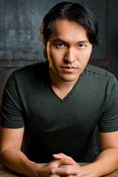 Dave Jia interpreta Cruise Passenger (uncredited)