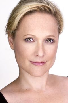 Kate Blumberg interpreta Woman on Stand