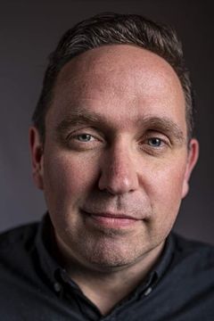 Andrew Tait interpreta FBI agent