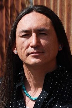 Eugene Brave Rock interpreta Chief (Photograph)