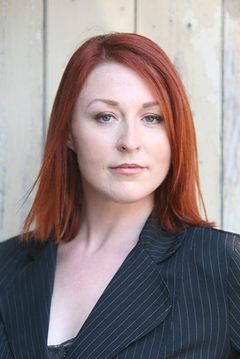 Amanda Jane Fleming interpreta Tourist (uncredited)