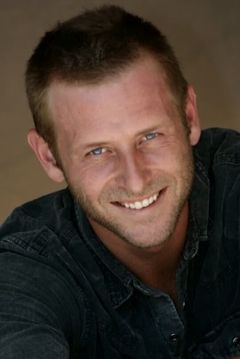 Rob Wiethoff interpreta Court Officer