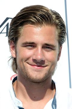 Luke Benward interpreta Stevie Dewberry
