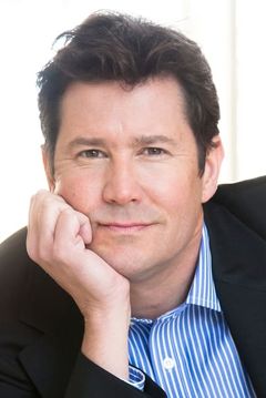 William Ragsdale interpreta Mr. Davies