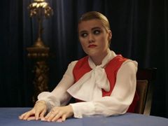 Chloe de Burgh interpreta Tenement Woman (uncredited)