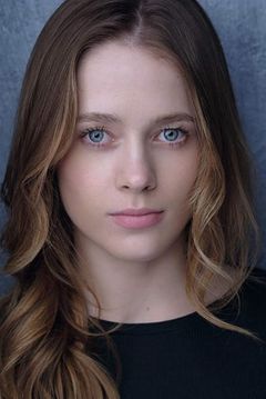 Lily Dodsworth-Evans interpreta Teenage Zoe Swift