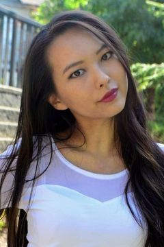 Julie Tao interpreta Asian College Student