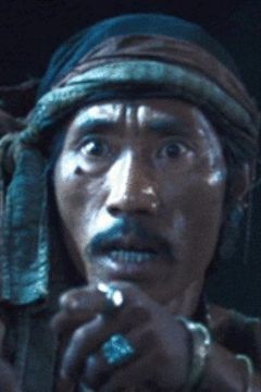 Aung Theng interpreta Pirate Leader