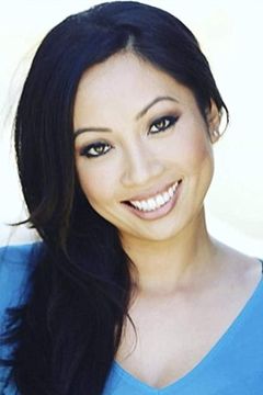 Kimberly Cheng interpreta TV Newscaster