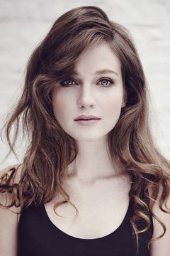 Johanna Smitz interpreta Village Woman (uncredited)
