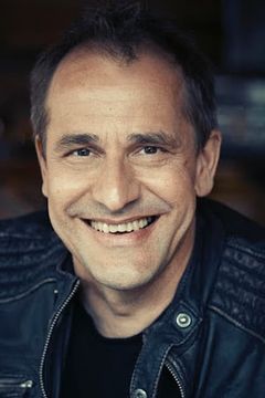 Stephan Schad interpreta Richard Buckfast