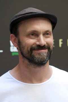 Will Keen interpreta Chief Officer Wilde