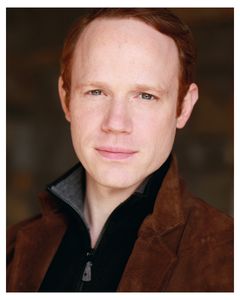 Sean Dugan interpreta Skull and Bones Waiter