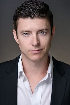 Jarryd Baine interpreta Jared