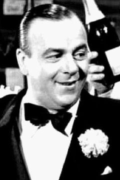 Albert Dinan interpreta Le brigadier-chef des douanes