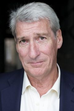 Jeremy Paxman interpreta Himself