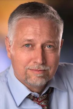 Donald Ome interpreta Mr. Stillwell