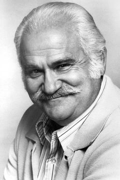 Jack Kruschen interpreta Joe (uncredited)